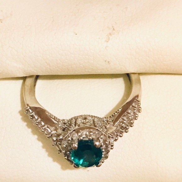 ❌❌❌SOLD❌❌❌GOLD GREEN AND WHITE SAPPHIRE RING - Picture 4 of 8